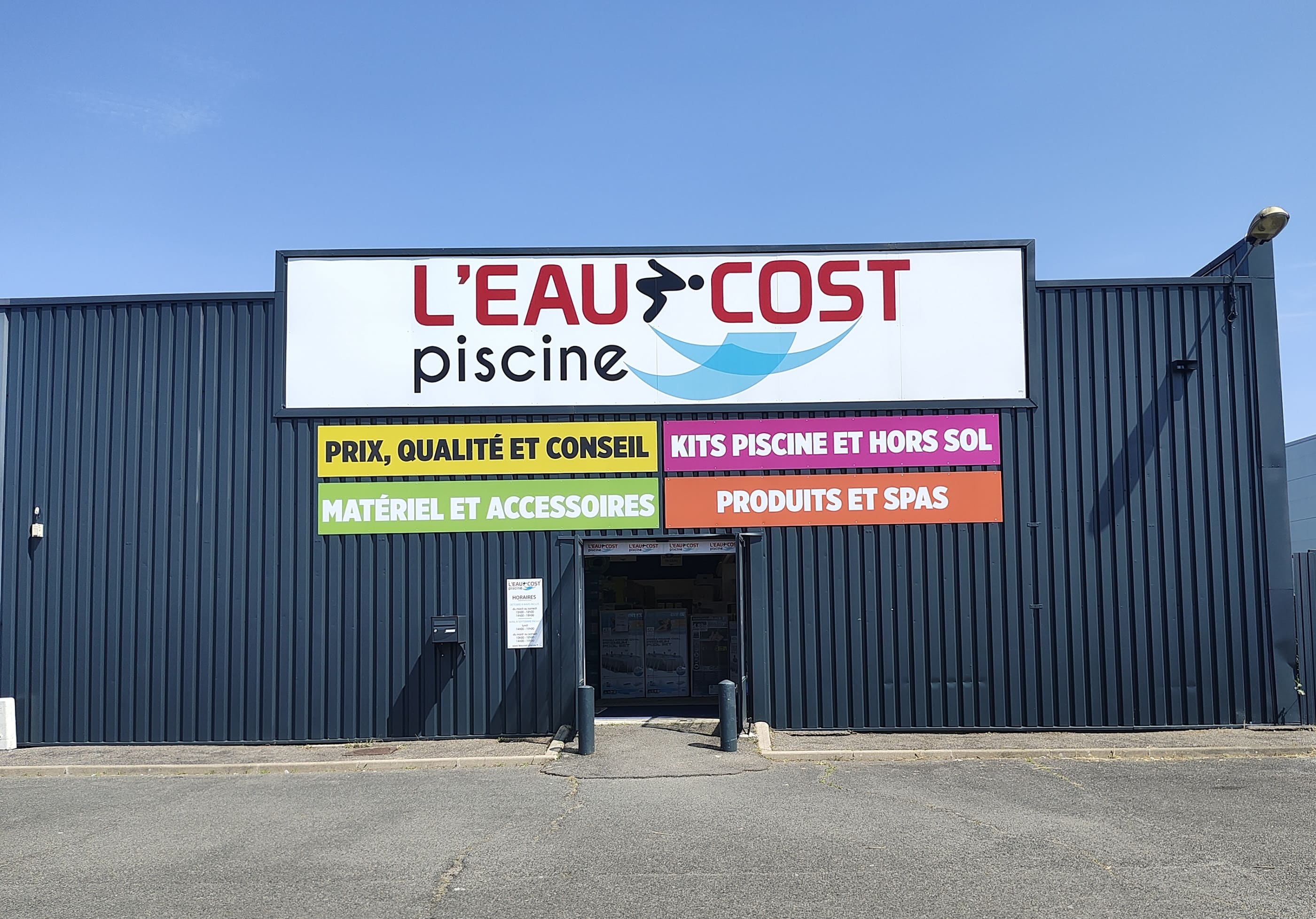 David et Zeuchoi se tiennent à votre service pour vous conseiller dans notre magasin près d’Orléans, dans la zone commerciale d’Olivet. Vous rêvez d’avoir une piscine ?Vous en avez déjà une ?Profitez-en ! Tout l’univers de la piscine est là.