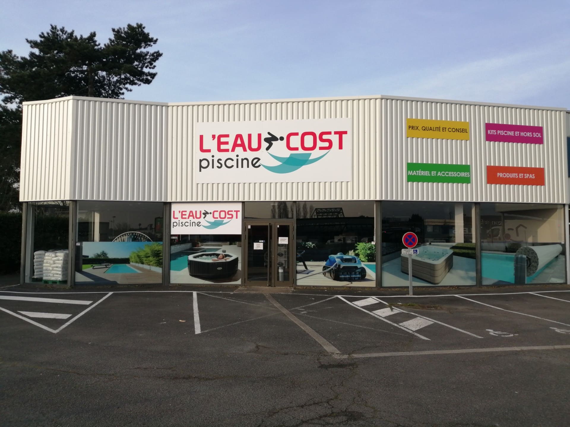 Idéalement placé, notre magasin se situe dans la zone commerciale de Chambray Lés Tours, tout près de Tours.Ce sont Romain et Pierre-Yves qui vous accueillent et vous conseillent pour vos projets piscine.Une question, un projet piscine ?N’hésitez plus, et rendez-vous vite en magasin pour découvrir tous nos produits.